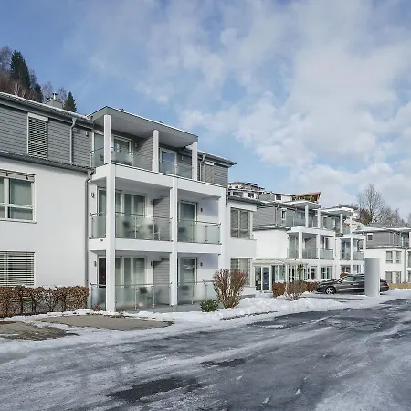 De Luxe 3 *